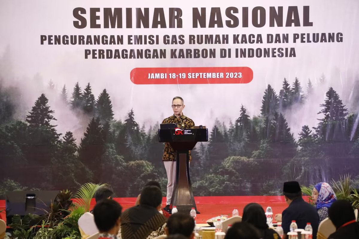 Otoritas Jasa Keuangan (OJK) berencana memulai perdagangan karbon melalui bursa karbon pada 26 September 2023. Tindakan ini menandai langkah baru dalam upaya Indonesia untuk mengurangi emisi Gas Rumah Kaca (GRK).